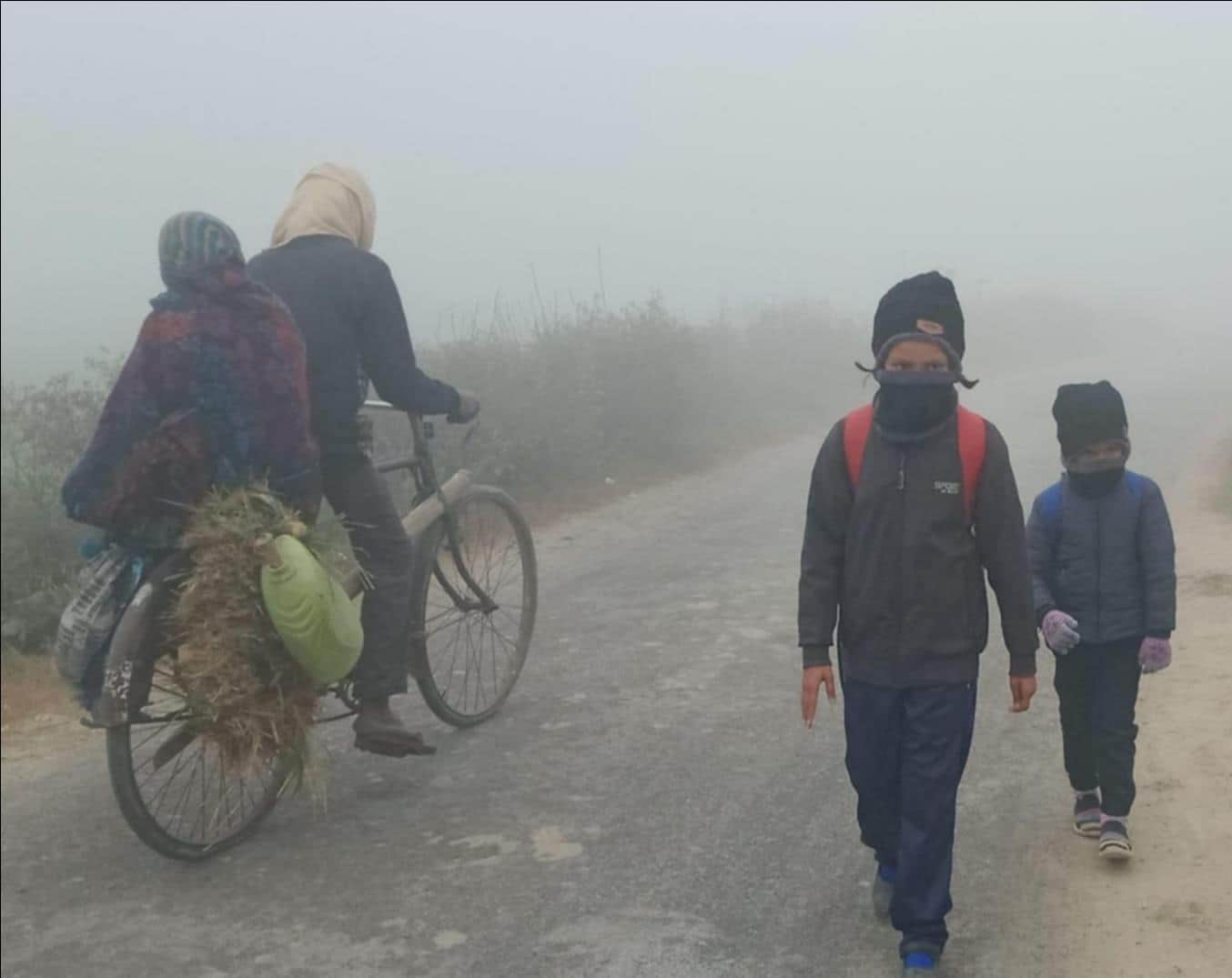 सुबह कोहरे के बीच स्कूल जाते बच्चे। संवाद