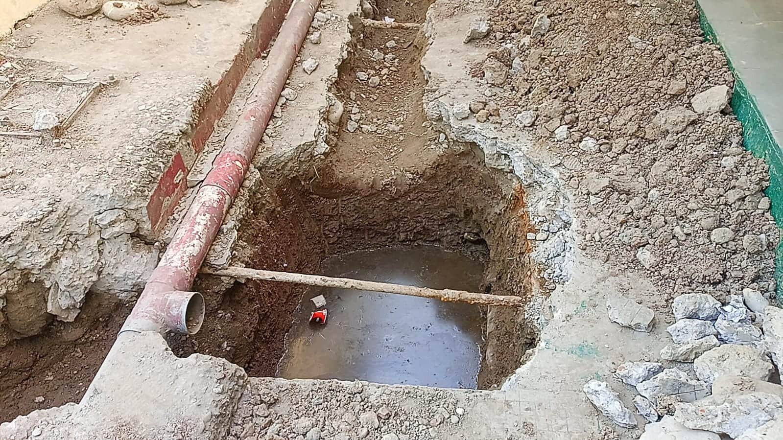 सैनिक विश्राम गृह के समीप खाेदे गए गड्ढे में जमा गंदा पानी। संवाद