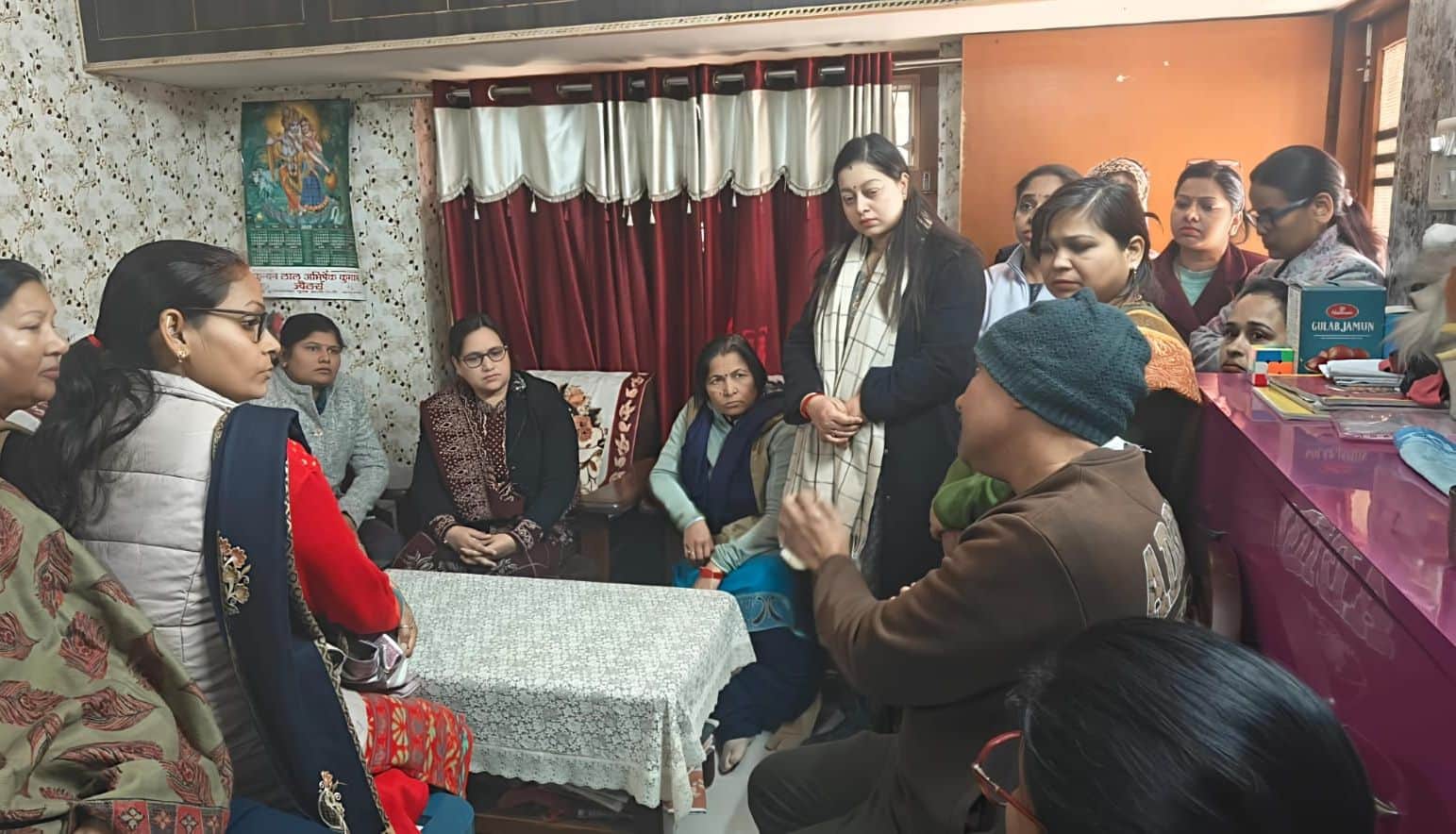 सरकारी विद्यालय में सुसाइड करने वाली मृतक शिक्षिका उमा वर्मा के परिवारजन से बात करती उत्तर प्रद