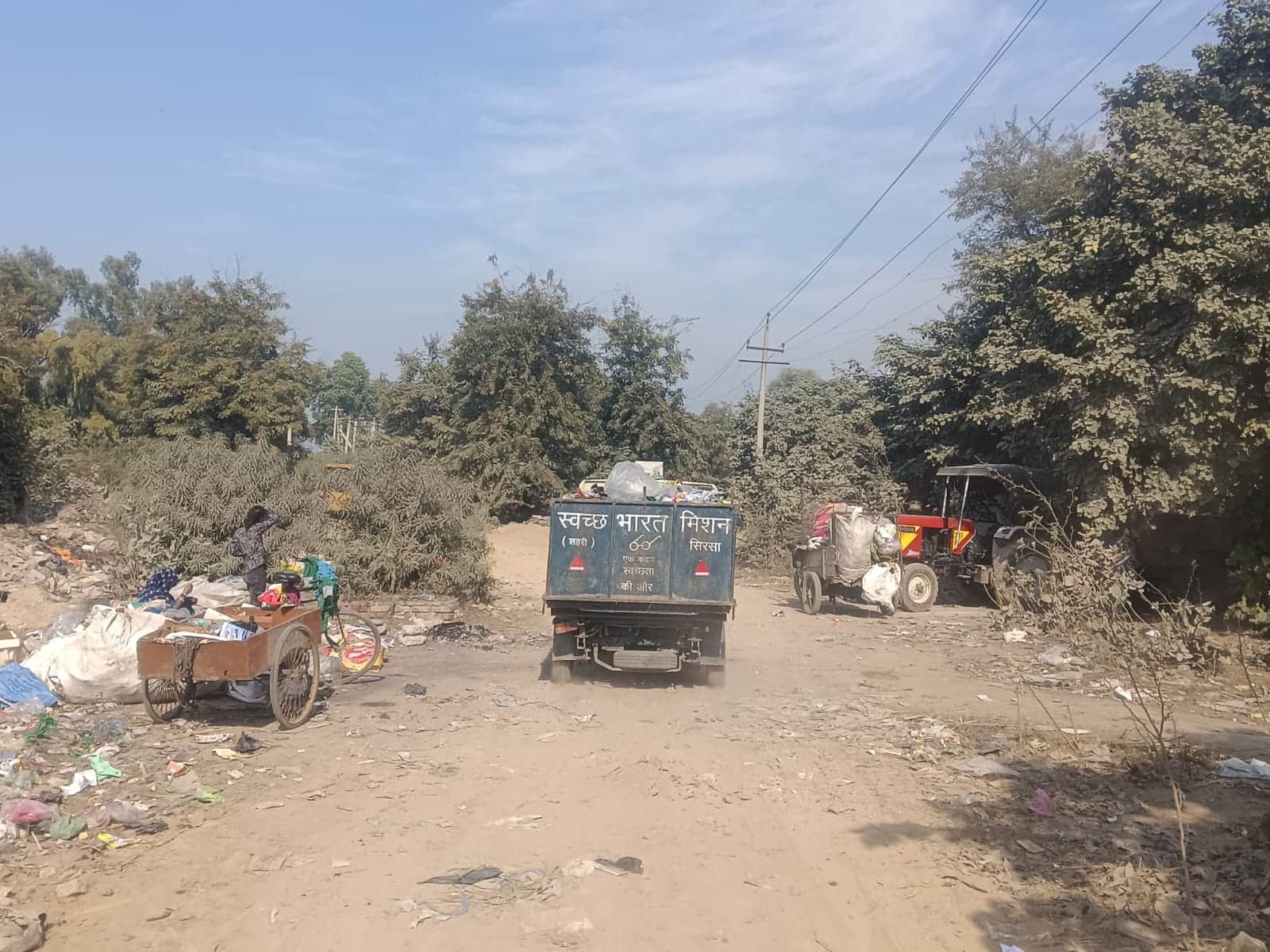 सिरसा। ग्रीन बेल्ट में कचरा लेकर जाते हुए गाड़़ी। संवाद