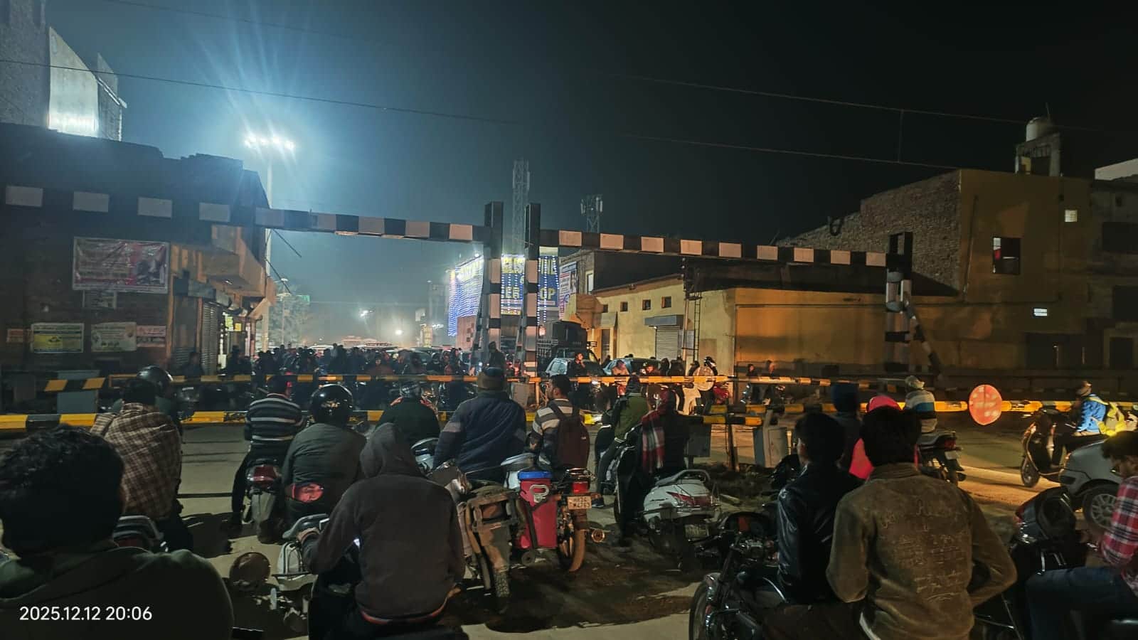 सिरसा में चतरगढ़पट्टी फाटक बंद होने पर लगी वाहन चालकों की भीड़। 