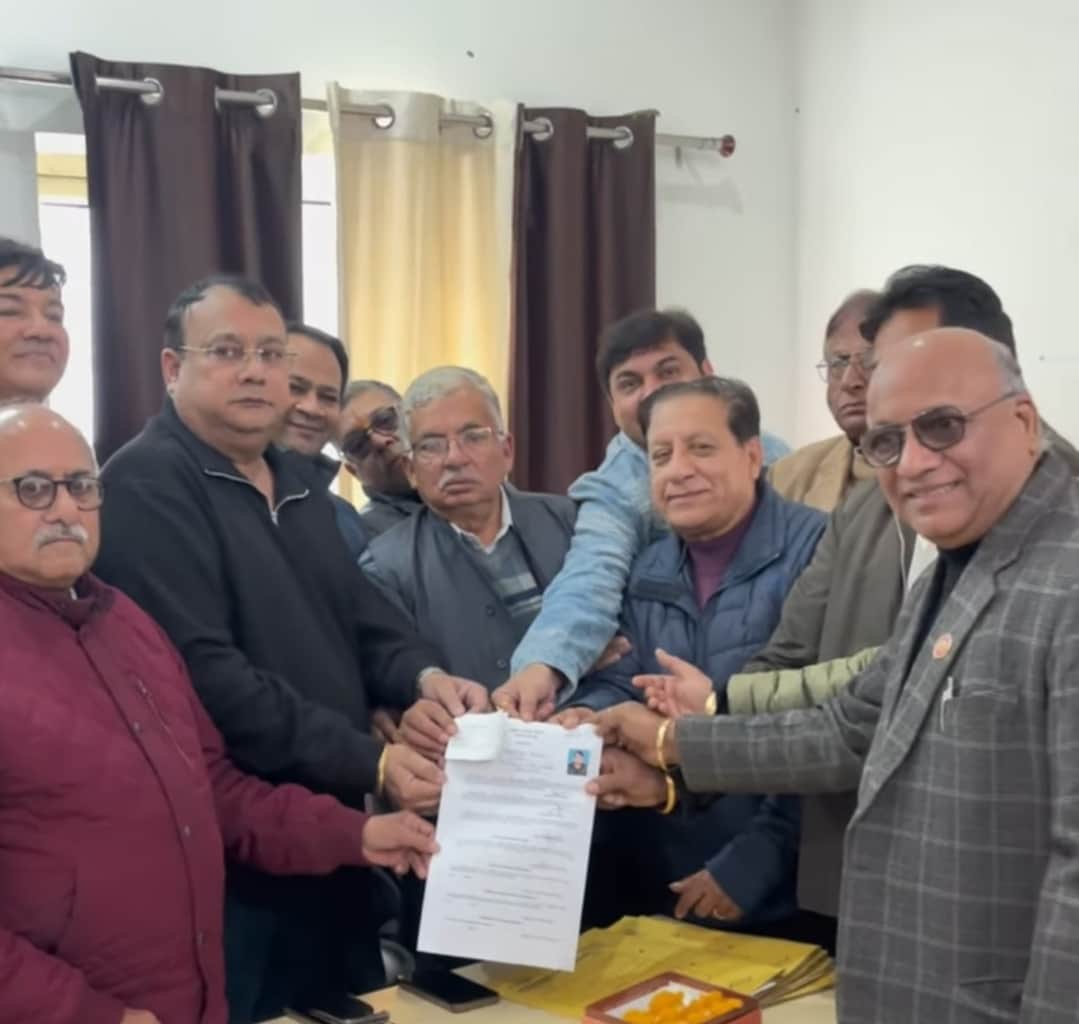 सिरसा। सिरसा क्लब के सचिव पद के लिए आवेदन करते हुए पूर्व सचिव राजेश गोयल। संवाद