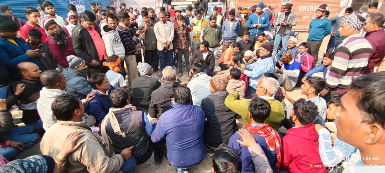 In the vegetable market, miscreants beat up a tempo driver and a trader, causing a commotion.