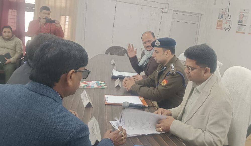 तहसील इटवा में लोगों की समस्या सुनते डीएम शिवशरणप्पा जीएन, एसपी डाॅ. अभिषेक महाजन। स्रोत विज्ञ