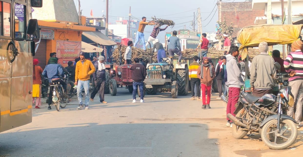 A tractor loaded with sugarcane broke down on the Palia-Nighasan road, causing a traffic jam
