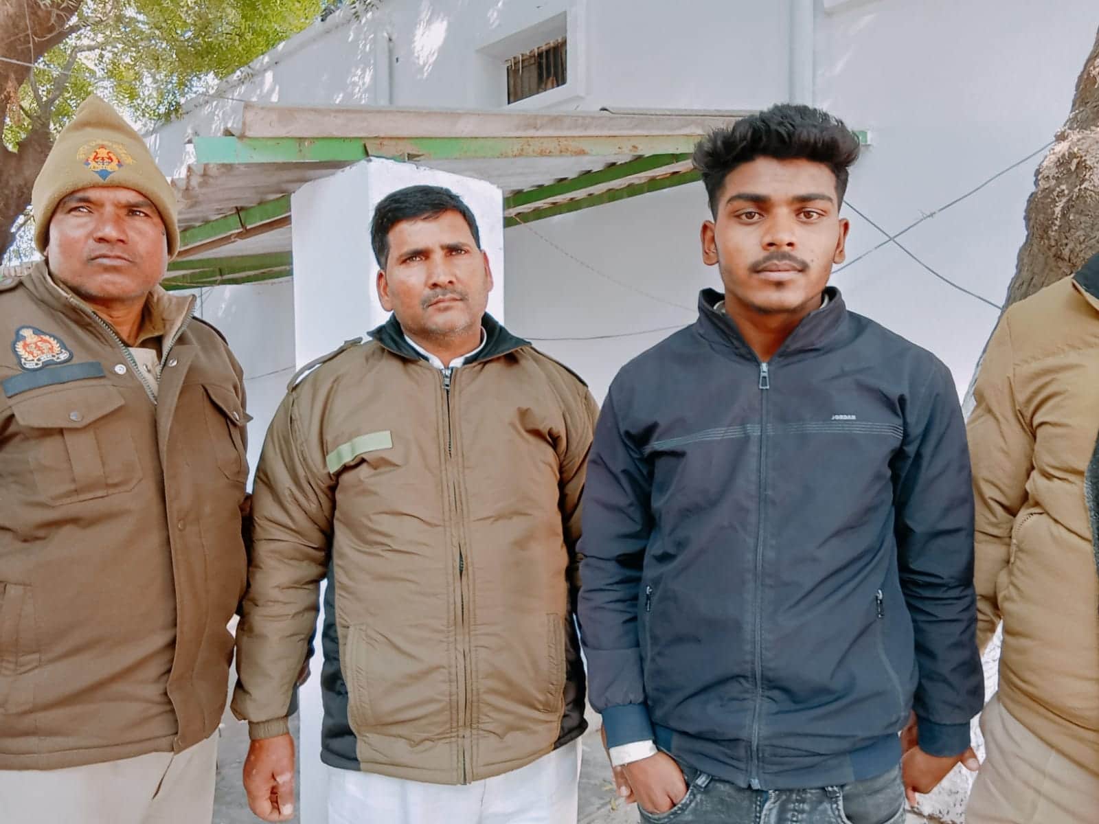 देहात कोतवाली पुलिस द्वारा गांजा के साथ गिरफ्तार आरोपी। स्रोत- संवाद