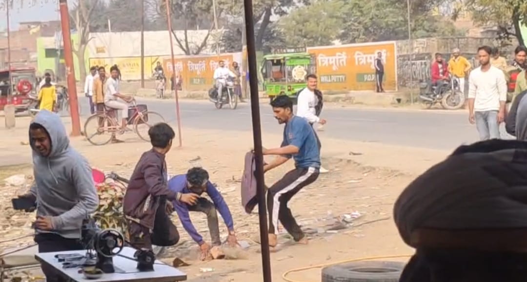 Drunken youths create ruckus on the road, throw bricks and stones