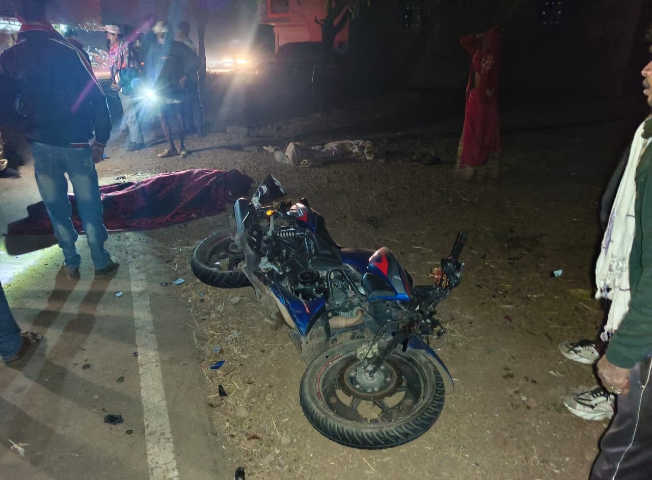 दुर्घटना के बाद सड़क पर गिरी बाइक