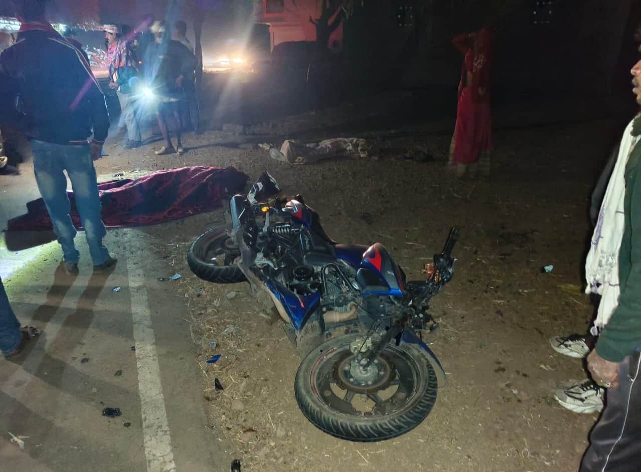 दुर्घटना के बाद सड़क पर गिरी बाइक