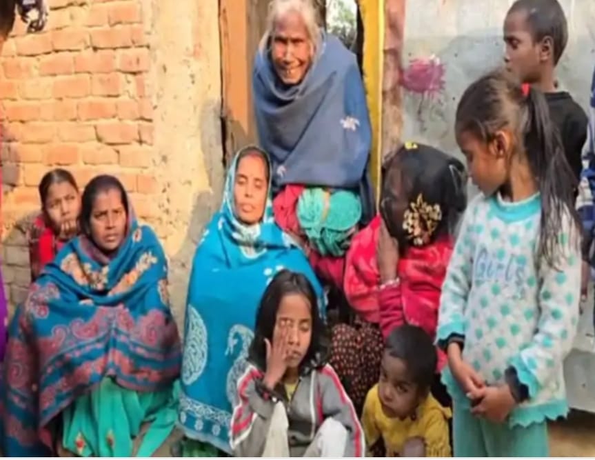 विलाप करती मां व परिजन