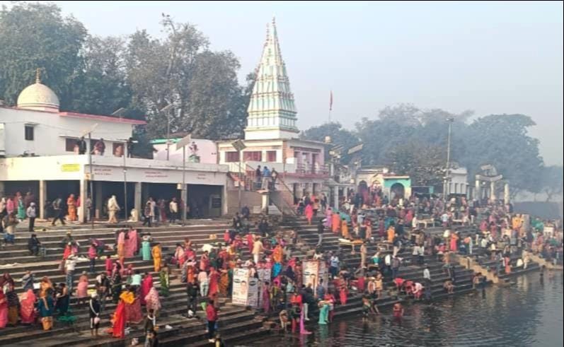 20,000 devotees took holy dip in Saryu and Tamsa rivers.