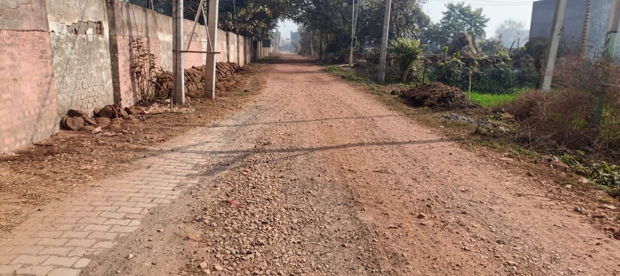 The people of Shrirag Kheda village are facing problems due to the incomplete road construction.