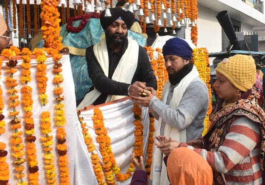 Nagar Kirtan was taken out, Gatka team performed thrilling stunts.