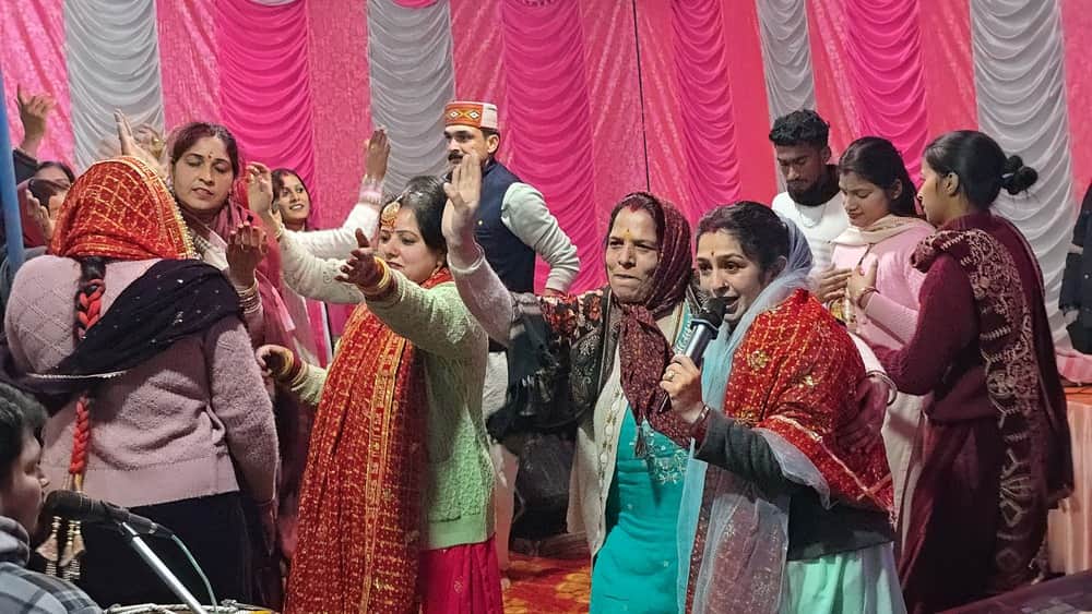 अवाहदेवी बस अड्डा में आयोजित जागरण में भजनों पर झूमते श्रद्धालु। -संवाद