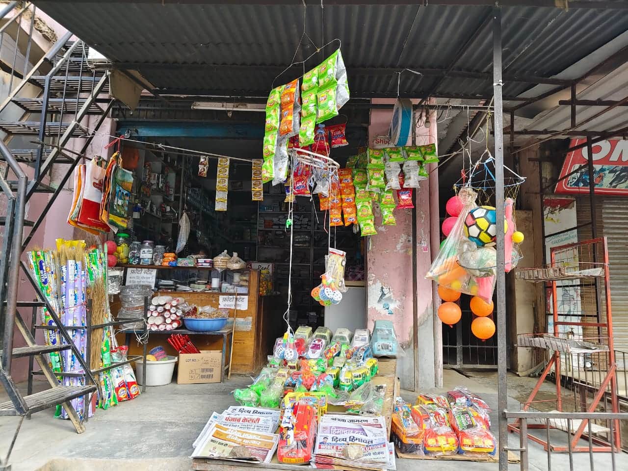 भरेड़ी में एक दुकान में शून्य ग्राहक। संवाद