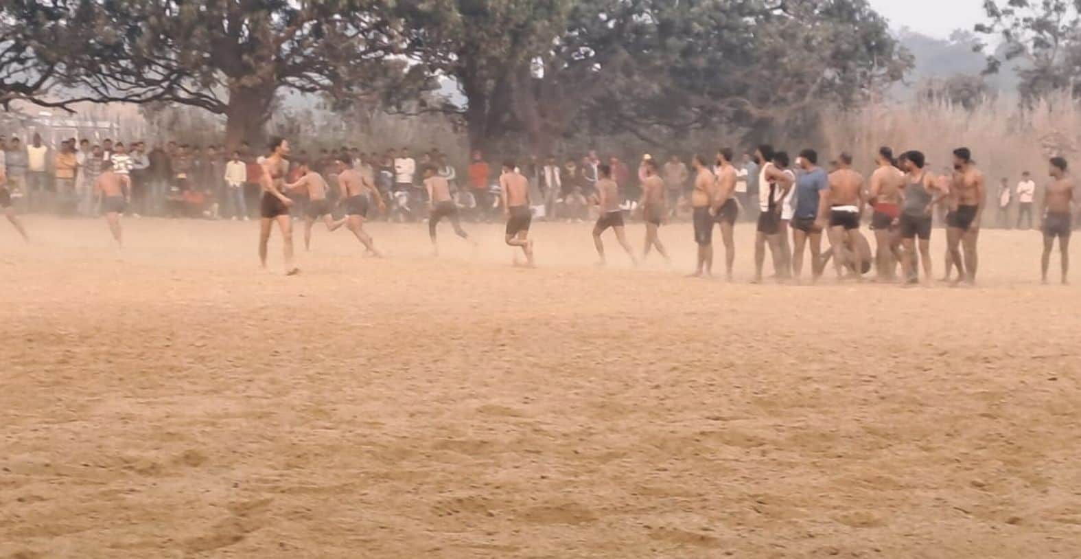 भदैंया के करोमी गांव में खेत में झाबर खेलते लोग। संवाद