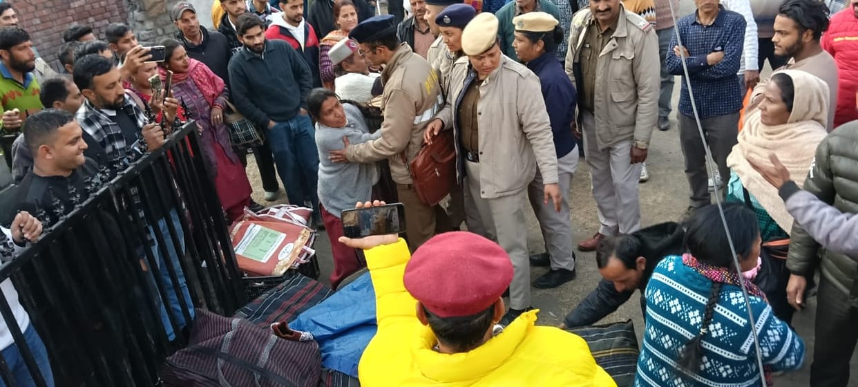 The encroachers did not agree, action was taken again against five hawkers and more than 50 shopkeepers.