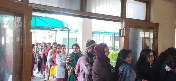 Crowd of patients gathered at Bilaspur Hospital since 9:30 am