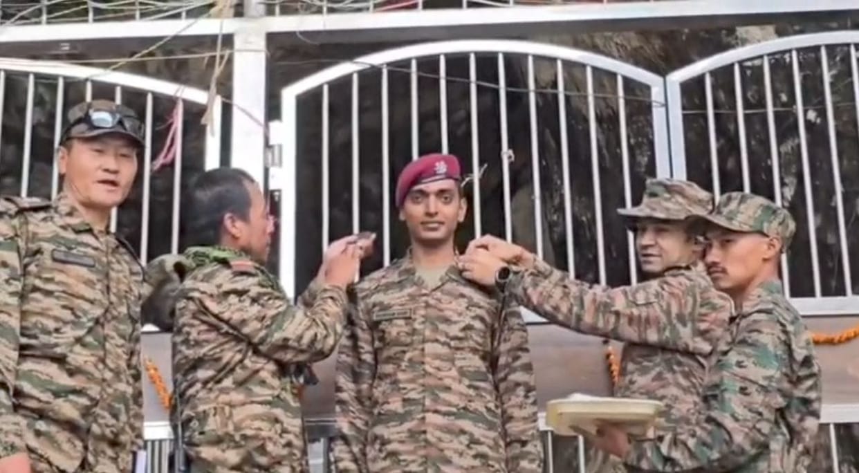 Shubham Saini received the rank of Major in front of Baba Amarnath Temple.