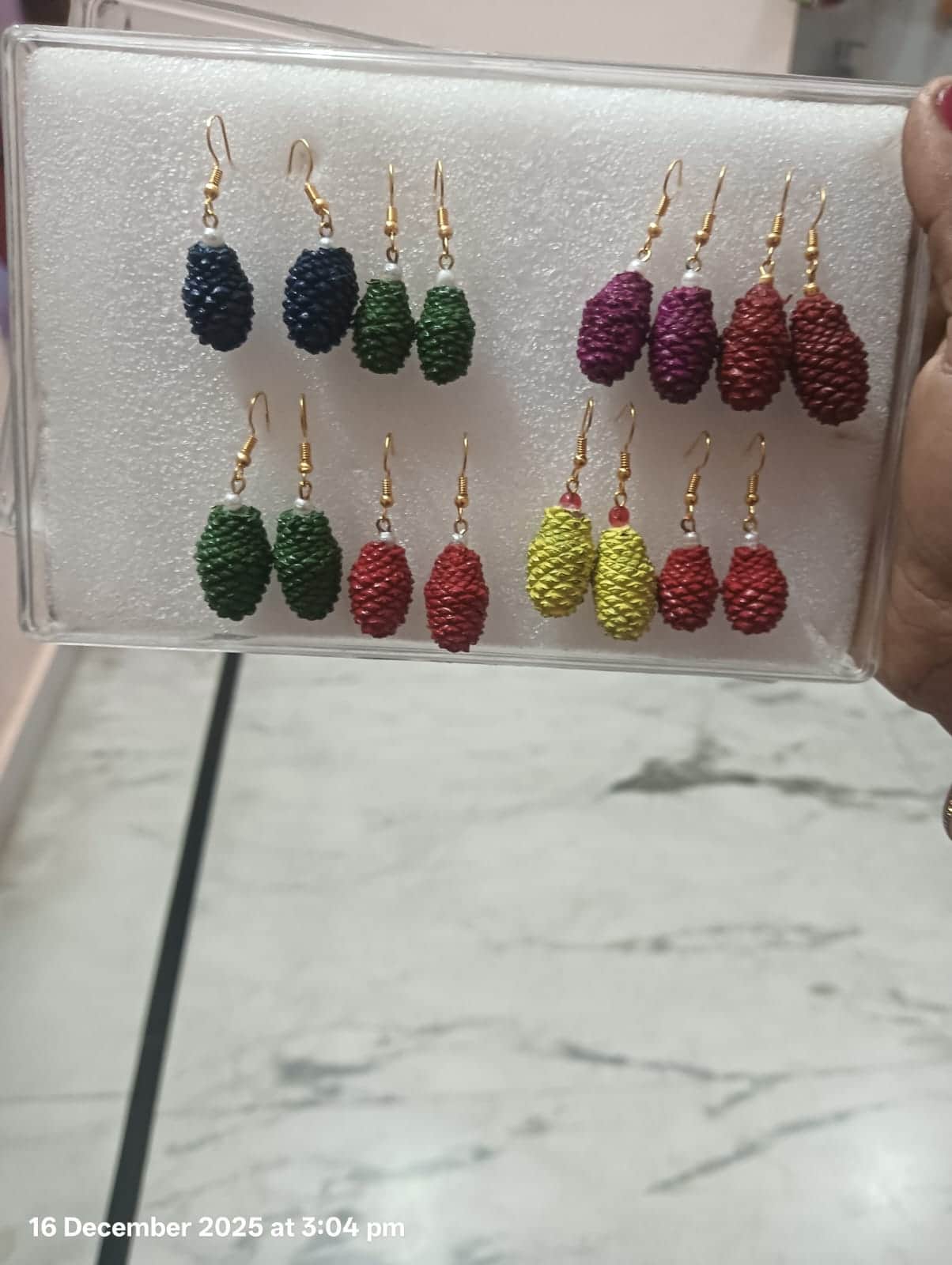 चलाखडू से किए गए कान के झूमके। संवाद