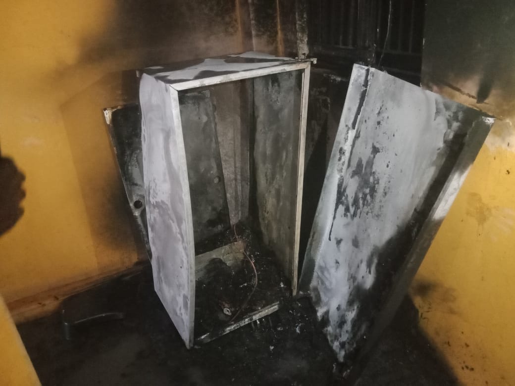Fire broke out in the refrigerator, burning electrical appliances and household items to ashes.