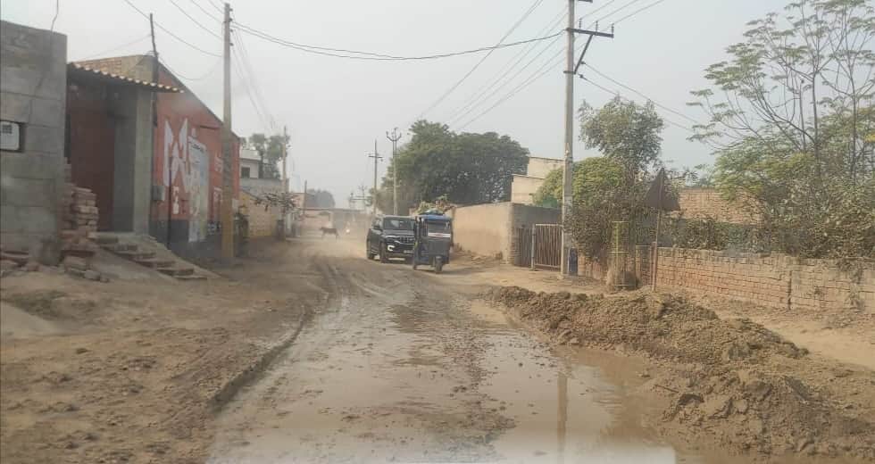 डबवाली। गांव मसीता की फिरनी की सड़क के हालात । ग्रामीण 