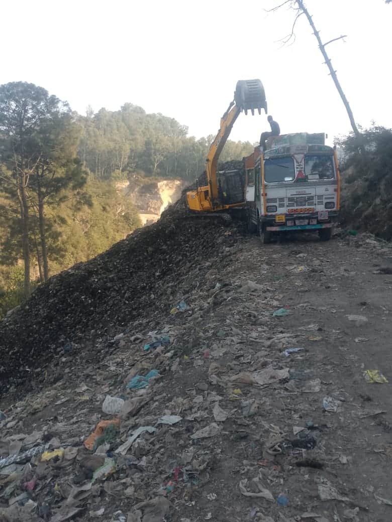 डंपिंग साइट दगनेहड़ी में कूड़े के निष्पादन में जुटी मशीनरी। -स्रोत : नगर निगम