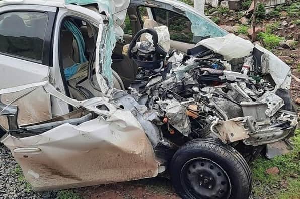 एक्सीडेंट के बाद गाड़ी की हालत।