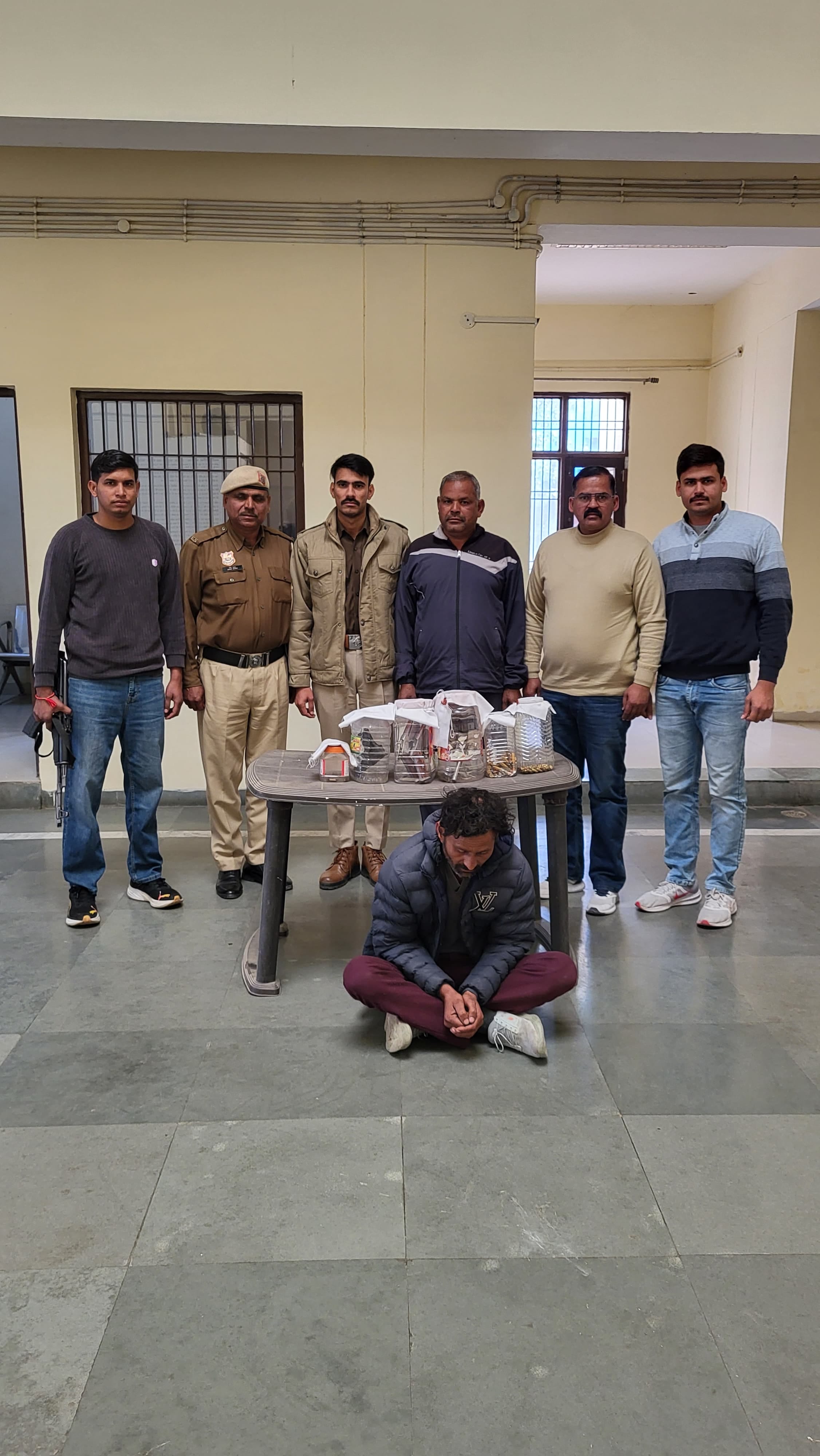 फोटो 10पुलिस की गिरफ्त में आरोपी रविंद्र।स्रोत प्रवक्ता