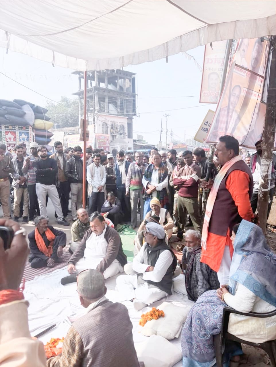 MP meets traders, assures support