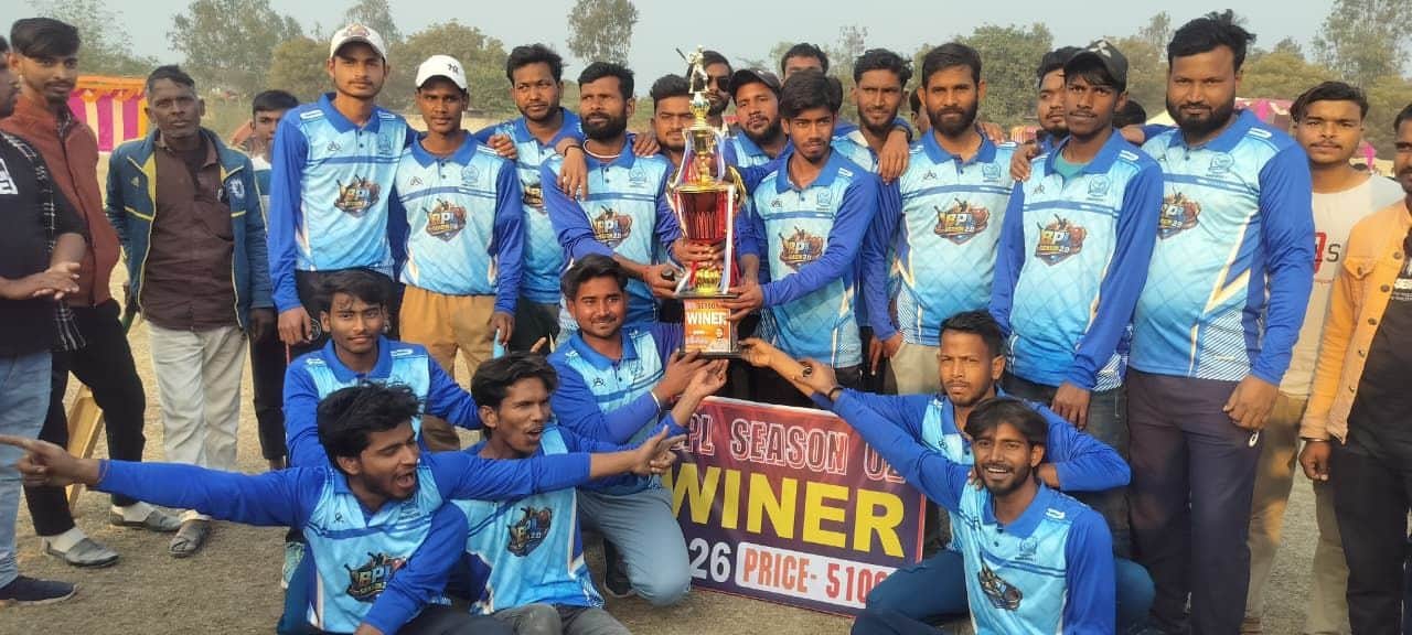 फोटो-12-ट्राफी के साथ विजेता टीम के खिलाड़ी। संवाद