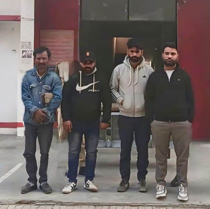 फोटो-17-पुलिस की गिरफ्त में महिला को झांसे में लेकर 50 हजार रुपये का बैग पार करने वाले आरोपी। स