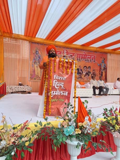 फोटो 19 एचएएमपी 28- सुमेरपुर में विराट हिंदू सम्मेलन में विचार रखते मुख्य अतिथि हनुमान गढ़ी महं