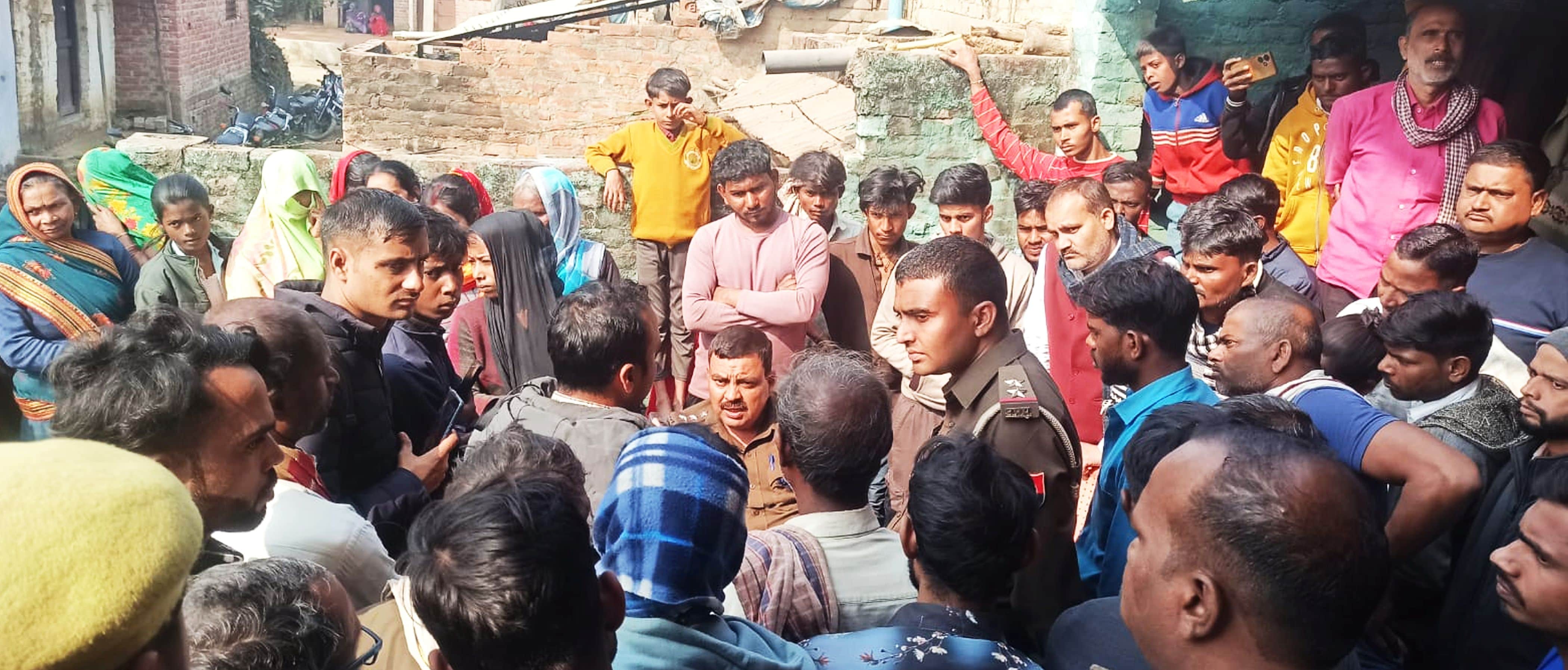 फोटो-22-परिजनों से बात करते सीओ बृजमोहन राय। संवाद