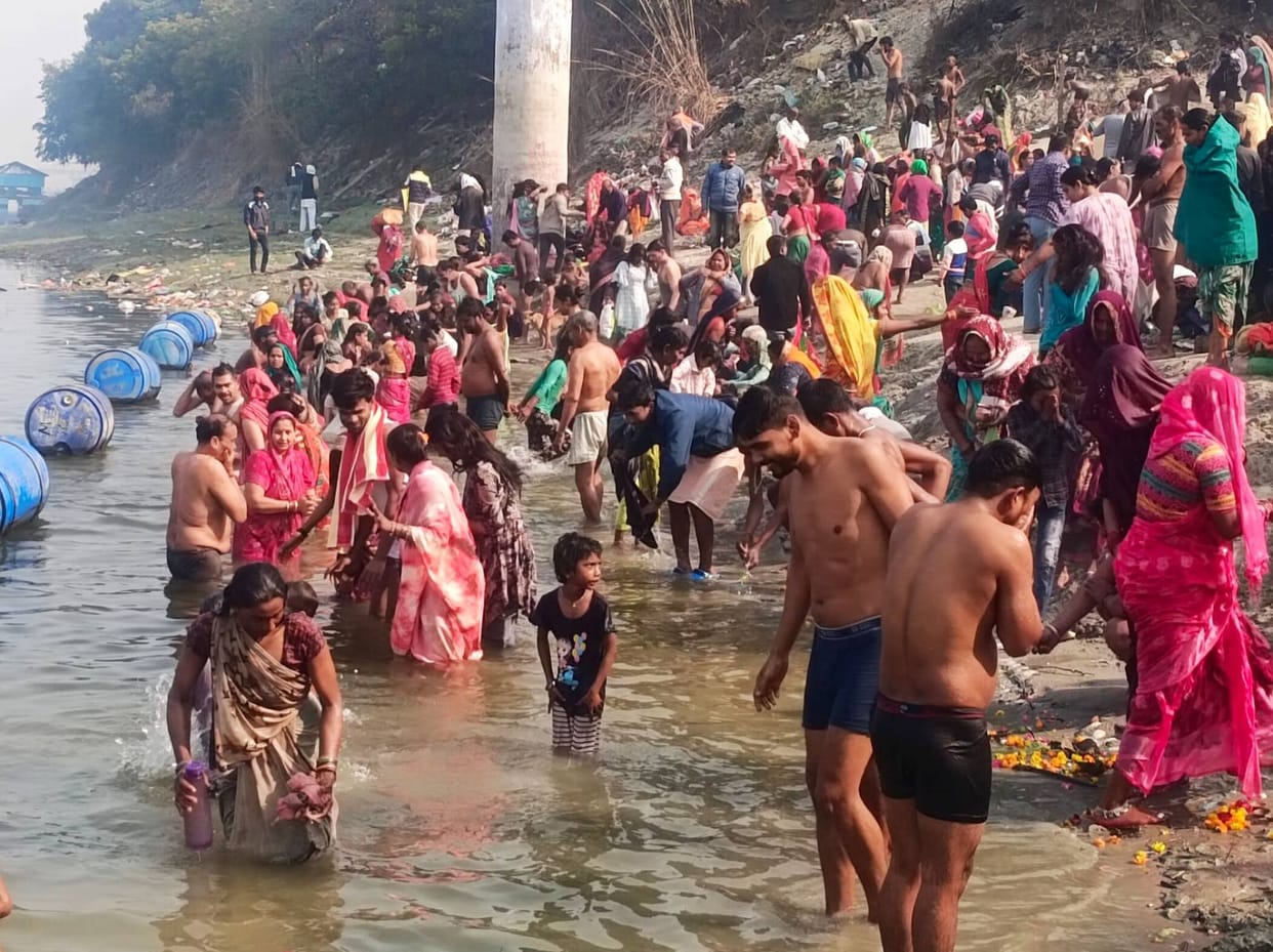 Thousands of devotees took a holy dip in the Ganga on Mauni Amavasya.