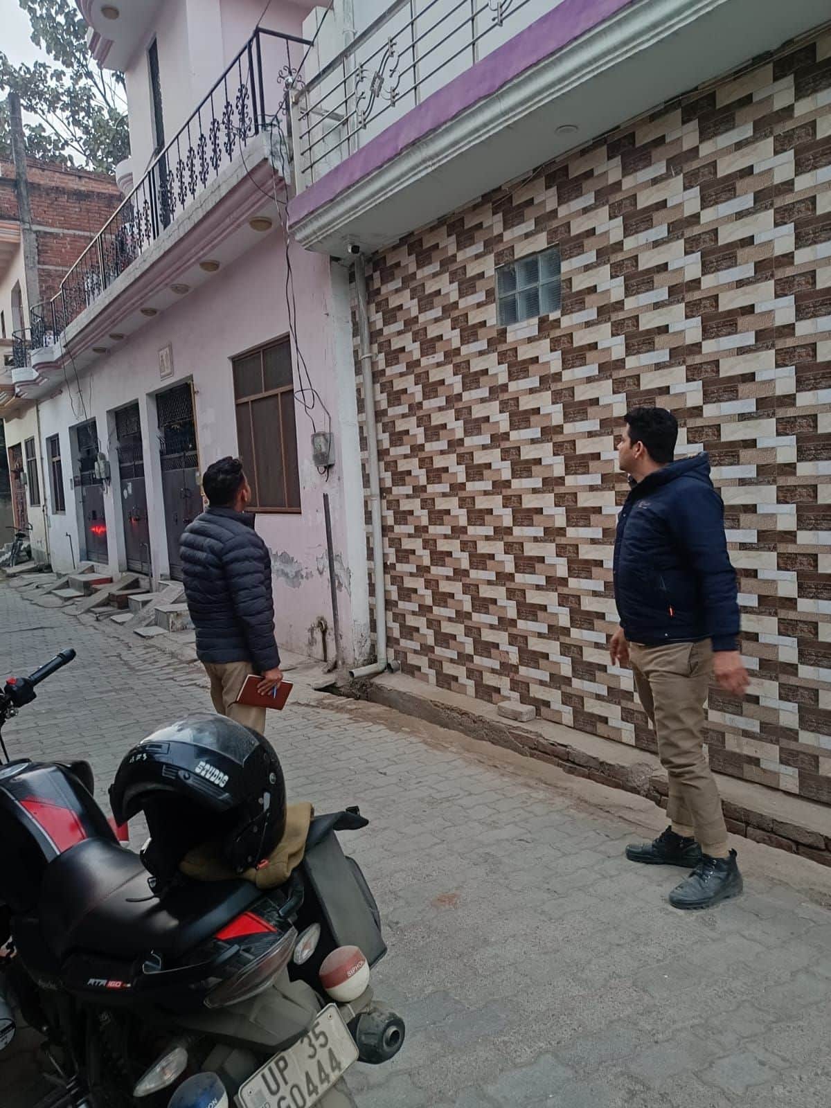 फोटो-28-चोरियों के खुलासे के लिए घर के बाहर लगे सीसीटीवी को देखती पुलिस। स्रोत: पाठक।