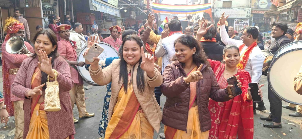The first palanquin procession organized by the Jain community, accompanied by dancing and singing.