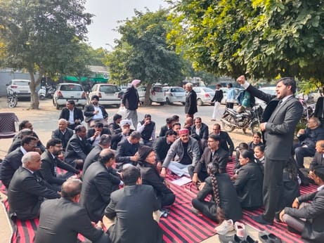 Controversy: DSP's reader parks car in court premises, lawyers stage sit-in protest, suspend work