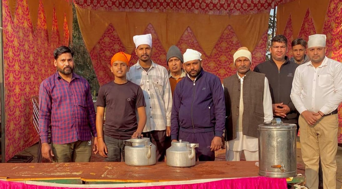 Tea and bread langar was served to passersby.