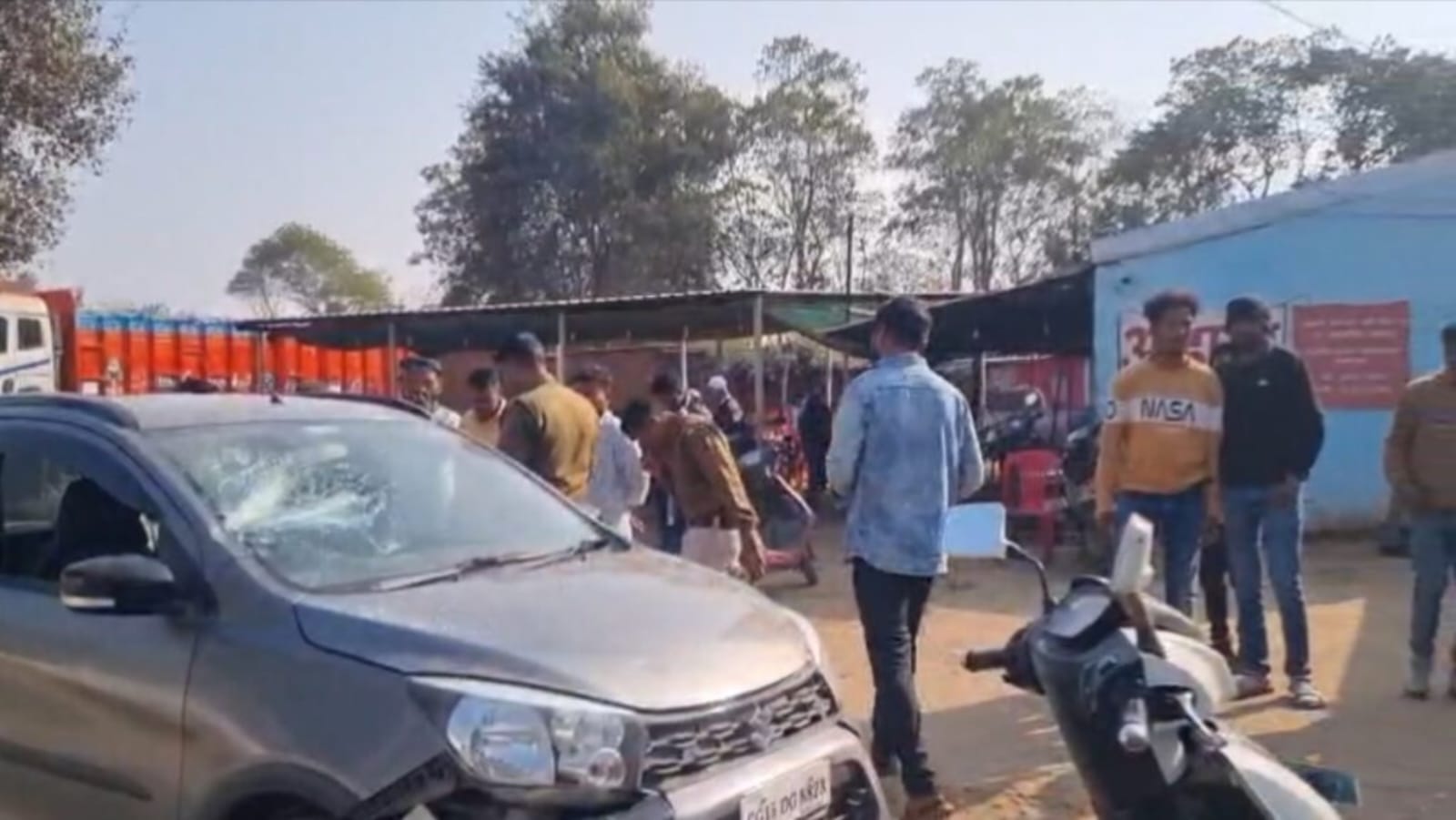 घटनास्थल पर लोग