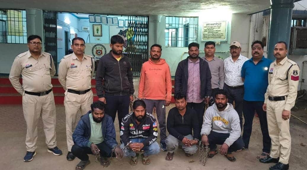 पुलिस की गिरफ्त में आरोपी
