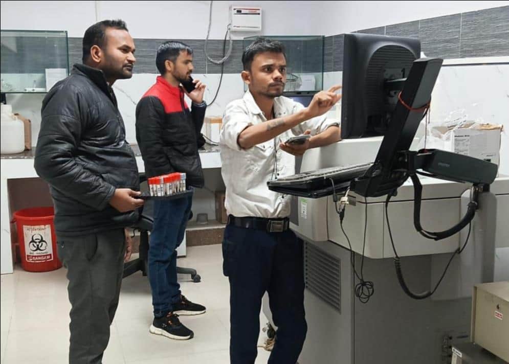 जिला अस्पताल में रिपोर्ट देखते स्वास्थ्य कर्मी। संवाद