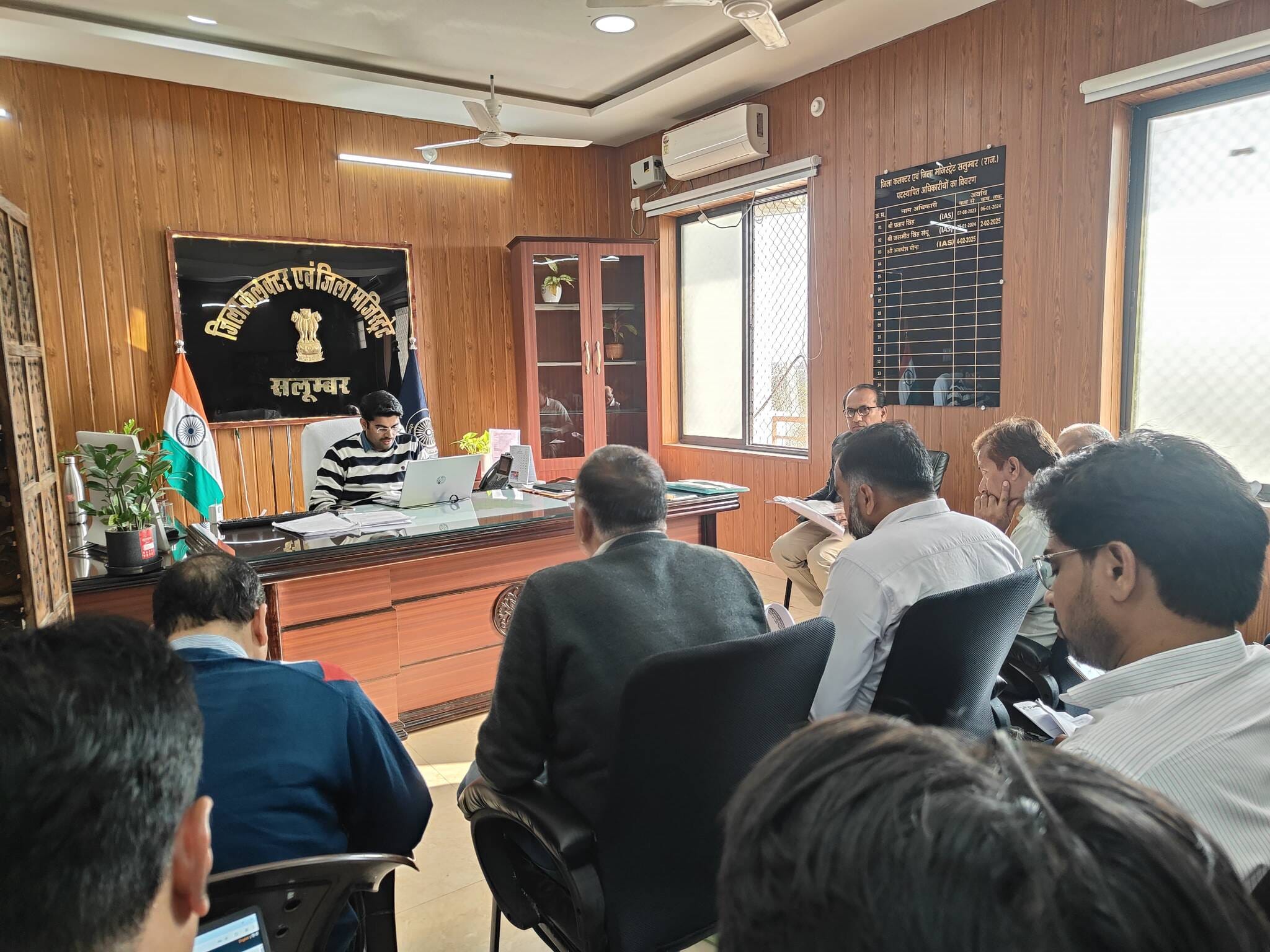 जिला स्वास्थ्य समिति की बैठक लेते जिला कलेक्टर अवधेश मीना।