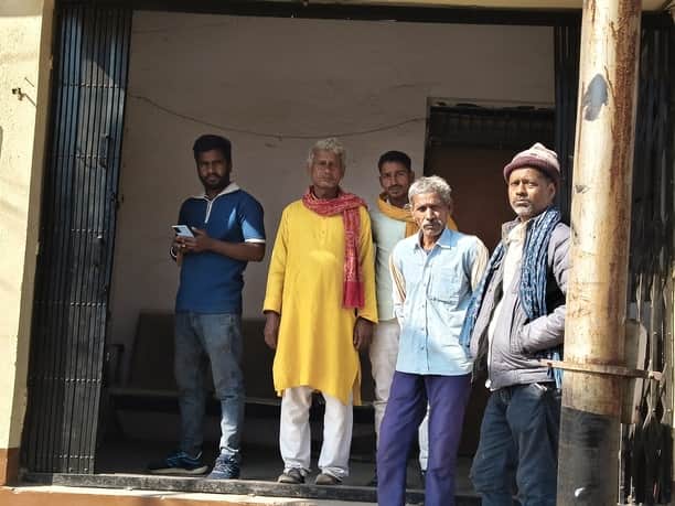 जिला संयुक्त चिकित्सालय के पोस्टमार्टम हाऊस पर ममुआं गांव में सडक हादसे में महिला की मौत पर शोक