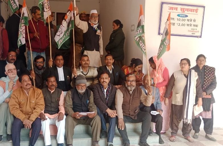 Congress protests against the demolition of Manikarnika Ghat