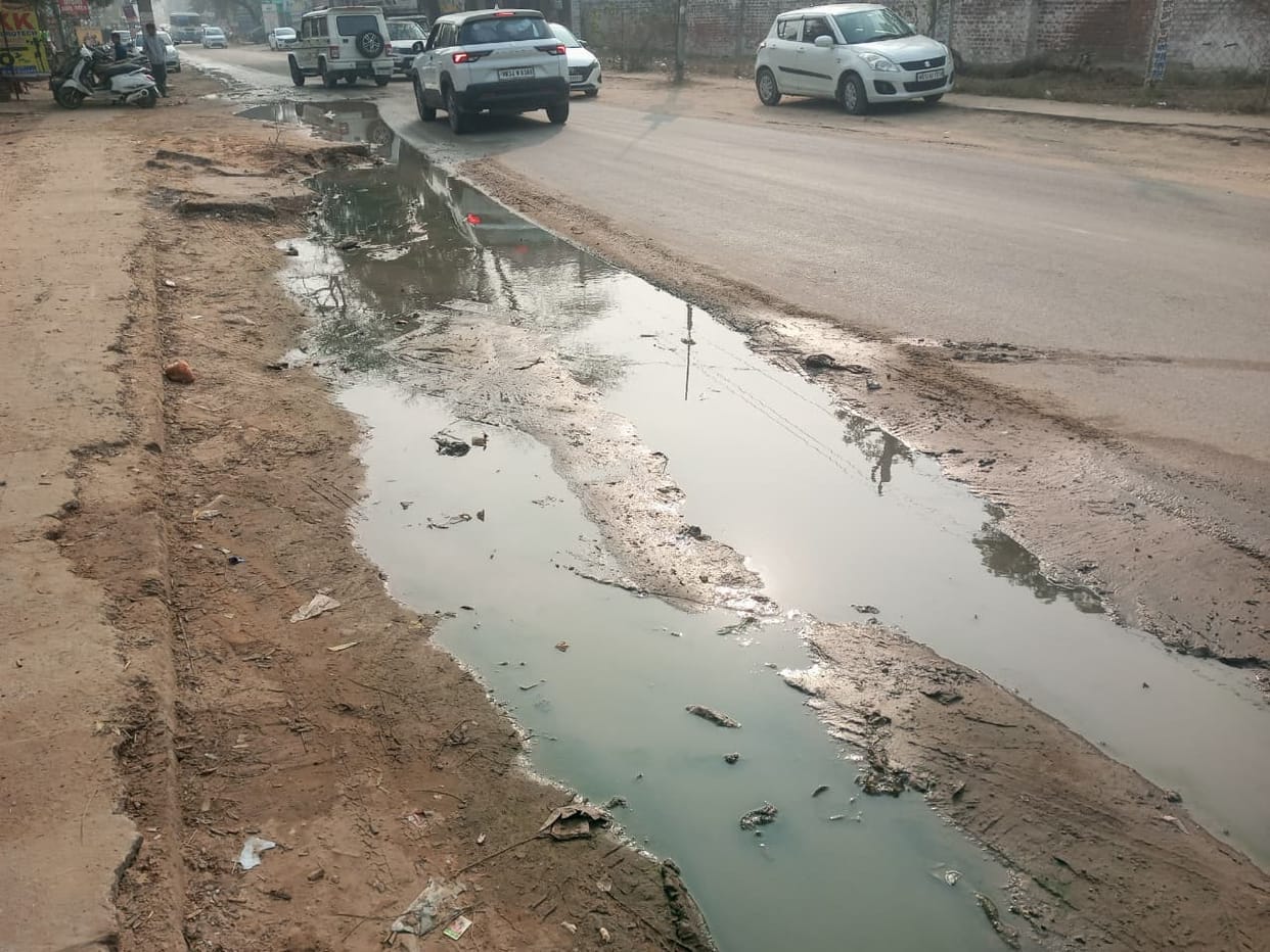 Contaminated water is flowing in front of the sub-divisional and tehsil offices, causing problems for the people.