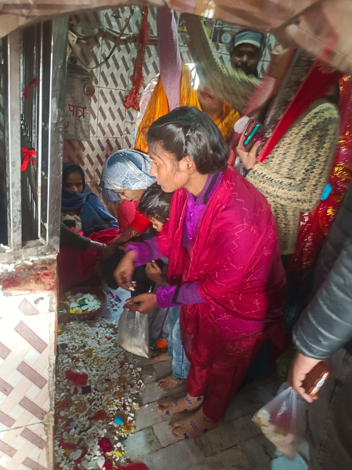 Devotees thronged the Mata Sheetla Devi temple for the Amavasya fair, offering prayers and seeking blessings.