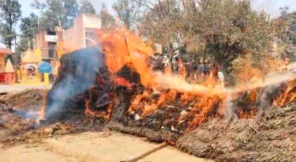 कोतवाली देहात के दूबेपुर गांव में छप्पर में लगी आग। स्रोत-सोशल मीडिया