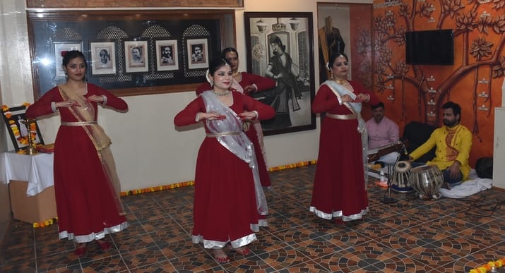 The melody of the anklets echoed with the tapping of the feet
