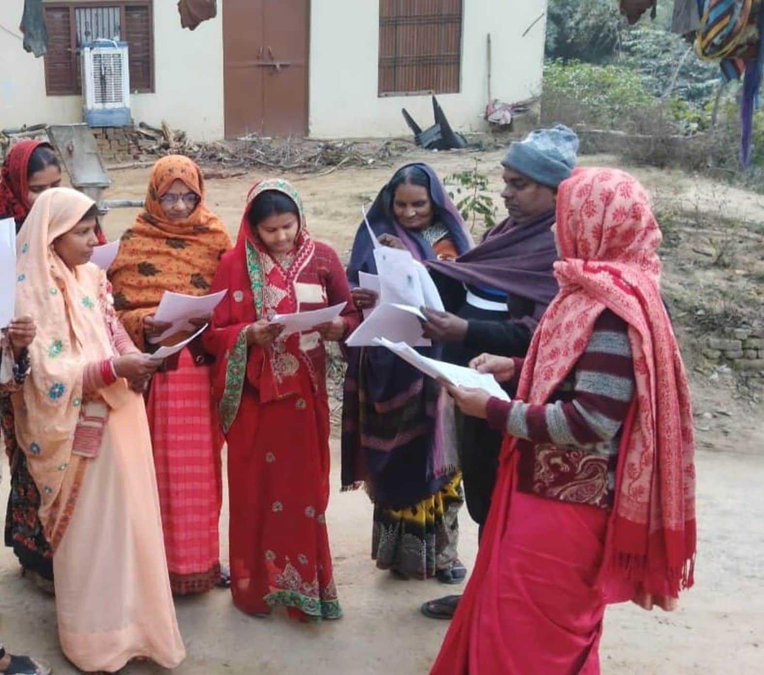 कुड़वार में मतदाताओं को नोटिस देती बीएलओ। संवाद